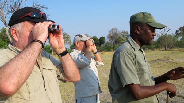 Footsteps adalah safari dengan berjalan kaki. Traveler akan keluar dari mobil jip dari sini dan jalan kaki ditemani pemandu bersenjata (Tim Johnson/BBC Travel) Footsteps adalah safari dengan berjalan kaki. Traveler akan keluar dari mobil jip dari sini dan jalan kaki ditemani pemandu bersenjata (Tim Johnson/BBC Travel)