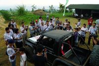 Belasan Komunitas Mobil Ramai-ramai Main Tanah di Sentul