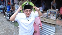 Ruhut pun memberitahu para pedagang bahwa sosok Ketua Asosiasi Pedagang Pasar Indonesia itu adalah Sandiaga Uno. Ruhut lantas memperagakan gaya rambut petai ala Sandiaga Uno yang sempat heboh. Ngeledek? Foto: Wisma Putra