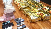 Barang bukti lainnya, yaitu telepon genggam dan sejumlah uang turut diamankan oleh pihak kepolisian.