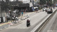 Tujuannya untuk melindungi pejalan kaki. Namun masih saja ada motor yang melintas di atas trotoar. Foto: M Guruh Nuary/detikcom