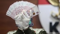 KPK menunjukkan uang sebesar SGD 47 ribu yang disita dalam operasi tangkap tangan.