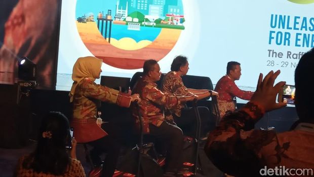 Momen Darmin dan Nicke Widyawati 'Kayuh Sepeda' di Forum Energi