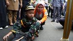 Ketika Bupati Serang Bermain Lompat Karet