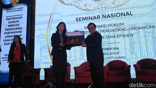 Seskab: Obesitas Regulasi di Indonesia Sering Kali Tumpang Tindih