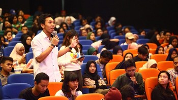 Para peserta di Auditorium Vokasi UI, Depok, tak mau membuang kesempatan menggali ilmu. Dengan antusias, para narasumber pun dicecar pertanyaan. (Foto: Grandyos Zafna)