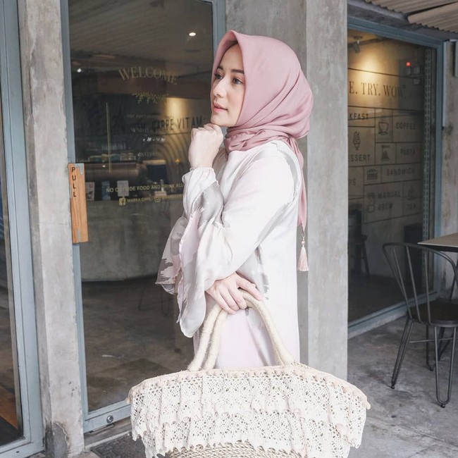 Tak hanya parasnya yang cantik khas gadis Bandung, Nabilla memiliki gaya hijab yang modis nan feminin. Tak heran jika ia kini memiliki banyak penggemar. Foto: Instagram/nabillamarta