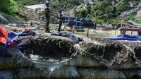 Aparat keamanan dikerahkan untuk menjaga agar para penambang ilegal itu tidak kembali lagi. Selain itu, pihak keamanan pun menghancurkan ribuan tenda yang menjadi tempat istirahat para penambang di area Gunung Botak, Pulau Buru, Maluku. Antara Foto/Rivan Awal Lingga