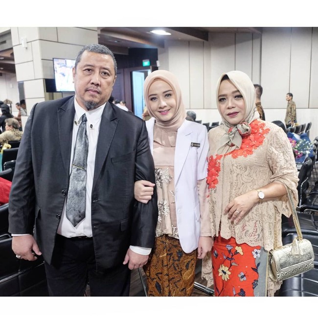 Nabilla memiliki 21,5 ribu followers di Instagram. Banyak warganet yang terpikat dengan kecantikan dan gayanya yang santun. Foto: Instagram/nabillamarta