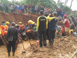 Ayah dan Anak Korban Longsor di Purwakarta Ditemukan Tewas