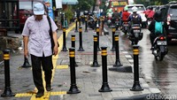 Pemerintah Provinsi (Pemprov) DKI Jakarta memasang sejumlah bollard atau tiang kecil diatas trotoar di sepanjang Jalan Warung Jati, Jakarta, Rabu (28/11/2018).