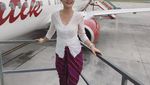 Gaya Keren Heksa Putri, Pramugari Cantik yang Doyan Ngeteh