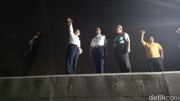  Gubernur DKI Jakarta Anies Baswedan memantau kawasan rawan rob di Kamal Muara, Jakarta Utara. 