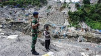 Personel kepolisian dan TNI pun ditempatkan untuk berjaga di tempat penambangan emas ilegal di Gunung Botak, Pulau Buru, Maluku. Antara Foto/Rivan Awal Lingga