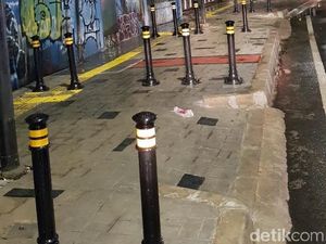 Banyak Tiang Kecil di Trotoar DKI, buat Apa?