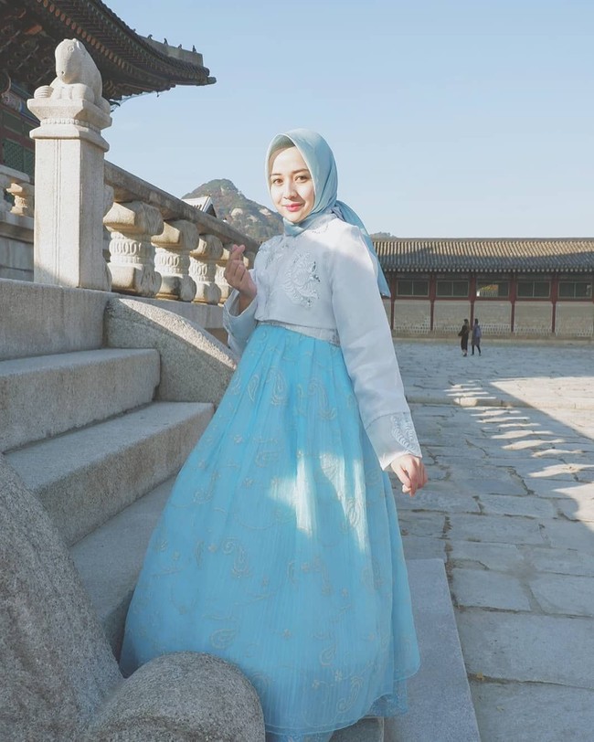 Saat berjalan-jalan ke Korea, Nabilla tak melewatkan memakai busana tradisional Hanbok. Ia tampak cantik memakai hanbok bernuansa biru. Foto: Instagram/nabillamarta