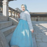 Saat berjalan-jalan ke Korea, Nabilla tak melewatkan memakai busana tradisional Hanbok. Ia tampak cantik memakai hanbok bernuansa biru. Foto: Instagram/nabillamarta