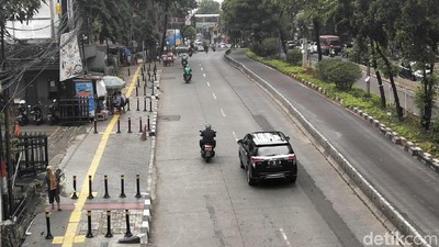 Begini Penampakan Tiang Bollard di Trotoar Warung Buncit