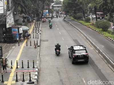 Begini Penampakan Tiang Bollard di Trotoar Warung Buncit