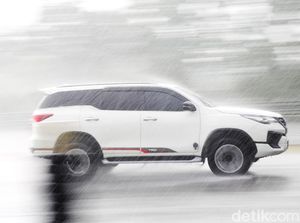 Cara Cek Kondisi Ban Mobil Masih Layak Pakai atau Tidak di Musim Hujan