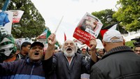 Tak hanya kasus Khashoggi, para demonstran juga menyerukan diakhirinya operasi militer pimpinan Saudi di Yaman, yang diluncurkan oleh MBS saat menjabat Menteri Pertahanan Saudi tahun 2015. Mereka meneriakkan slogan berbunyi Tidak untuk pembunuh anak-anak Yaman merujuk pada MBS. Foto: REUTERS/Zoubeir Souissi
