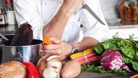 Di tahun 2016 karirnya sebagai chef semakin bersinar, setelah masuk ke dalam jajaran chef terseksi di dunia bersama mendiang Anthony Bourdain. Duh, tatapan Franco saat memasak bikin gagal fokus, ya? Foto: Instagram @franconorhal