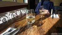 Pengunjung diberi segelas wine sebagai welcome drink. PIlihlah spot yang berhadapan langsung dengan kebun anggur agar bisa menikmati view yang menyegarkan mata (Melisa/detikTravel)