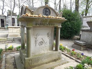 Makam Dari Abad 19 Ini Dipenuhi Kentang yang Ditinggalkan Pengunjung