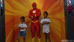 Foto: Bahagia Itu Salaman Sama Superman & Foto Bareng Catwoman
