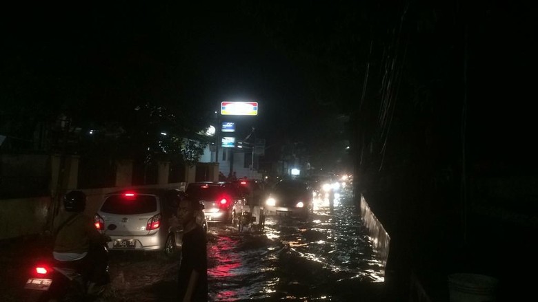 Banjir di Jalan Swadarma Raya Surut, Lalu Lintas Kembali Normal Banjir di Jalan Swadarma Raya Surut, Lalu Lintas Kembali Normal
