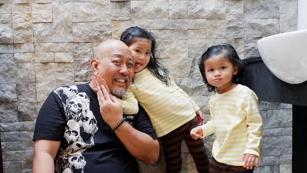 Potret Kedekatan 7 Public Figure dengan Cucu Tercinta