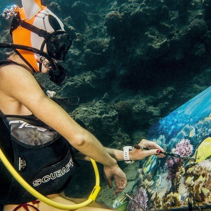 Menyelam Sambil Melukis di Dasar Laut, Siapa Bilang Nggak Bisa?
