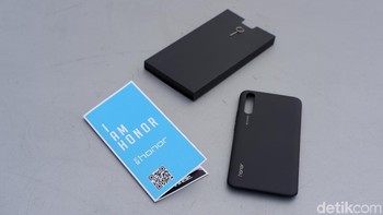Honor memberikan case, buku petunjuk penggunaan dan jarum pembuka slot SIM Card. Foto: Adi Fida Rahman/detikINET