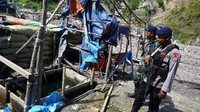 Ada sekitar 4.000 orang penambang ilegal yang berhasil diturunkan oleh pihak keamanan dari Gunung Botak. Antara Foto/Rivan Awal Lingga