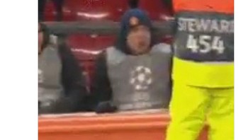 Begini ketika kamera membidik ke sudut lain dari perayaan gol banting botol Jose Mourinho. (Foto: Internet/Twitter)