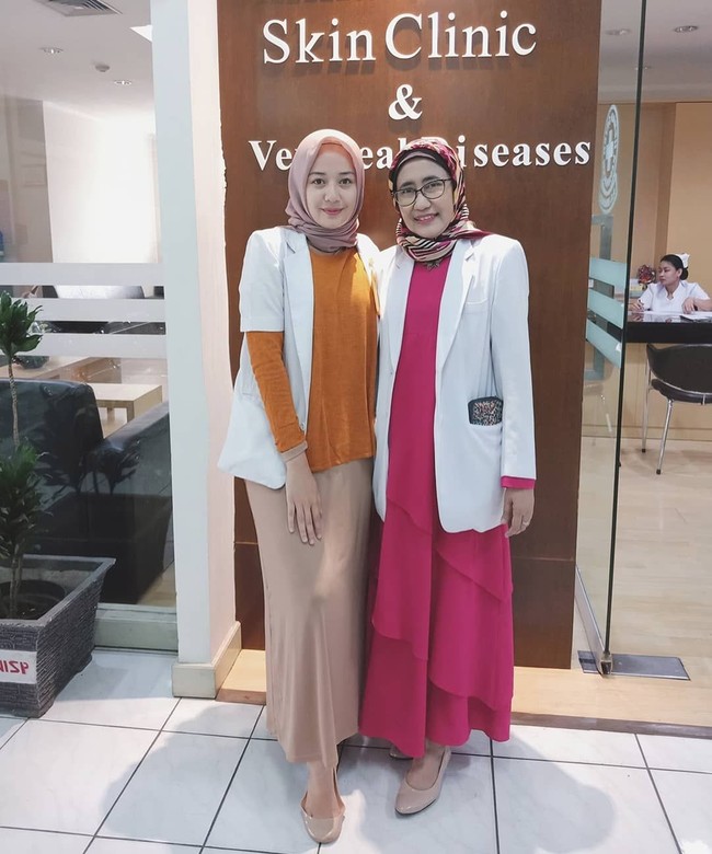 Nabilla juga senang memilih busana yang praktis. Ia tampak menghindari layering seperti outer. Ia lebih menyukai blouse dan dress. Foto: Instagram/nabillamarta