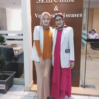 Nabilla juga senang memilih busana yang praktis. Ia tampak menghindari layering seperti outer. Ia lebih menyukai blouse dan dress. Foto: Instagram/nabillamarta