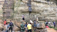 Akses jalan menuju lokasi kejadian hanya dapat ditempuh dengan berjalan kaki menyusuri sungai sejauh 2 kilometer dari perkampungan. (Abdy-detikcom)