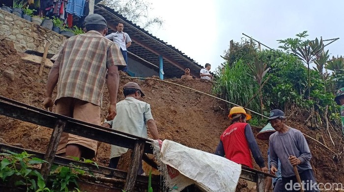 Hujan 10 Jam Lebih, 2 Titik di Magetan Longsor