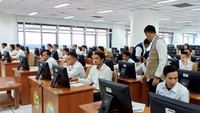 Mereka duduk di depan layar komputer untuk mengerjakan soal-soal tes CPNS. Istimewa/Dok. PBSI.