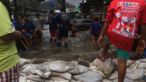 Banjir di Jalan Swadarma Raya.