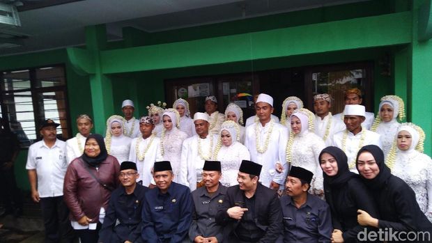 Bertemu di Terminal, Pasangan Driver Online Ini Ikut Nikah Massal