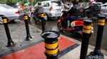 Potret Bollard yang Terpasang di Trotoar Jakarta