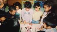 14-03-2003, tulis Amanda di keterangan foto. Wah, Amanda terlihat imut banget saat sedang potong kue ulang tahunnya yang bertema Minnie Mouse! Foto: Instagram akhairunnisa