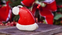 Liburan akhir tahun identik juga dengan Natal. Disneyland menyediakan macaron berbentuk topi Santa yang hanya dibuat dalam jangka waktu terbatas. Foto: Instagram