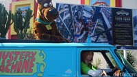 Ada juga Shaggy dan Scooby Doo yang ikut berparade. Mereka naik mobil misteri. (Melisa/detikTravel)
