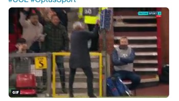 Mourinho sedemikan emosional dalam perayaan gol tak lazim itu, salah satunya karena MU jadi berhasil menang 1-0 atas Basel. (Foto: Internet/Twitter)