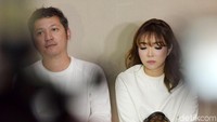 Gading Marten dan Gisel menggelar press conference di Hotel Pakubuwono, Jakarta Selatan pada Rabu (28/11) malam. Pool/Noel/detikFoto.