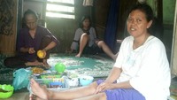 Suami pernah sakit 4 bulan nggak bisa kerja, kondisi rumah juga makin parah. Saya utang sama majikan Rp 4 juta dan dipakai biaya berobat dan renovasi, tapi tetap tidak cukup, kata istri Sumiyadi, Nurhasanah.