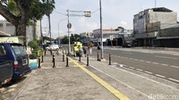 Bedanya dengan yang di Warung Buncit, jarak pemasangan bollard di trotoar Jatinegara agak lebar. Foto: M Guruh Nuary/detikcom